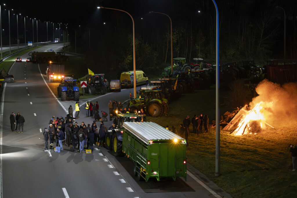 Belgian farmers block traffic on various roads on Thursday