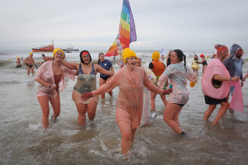 Over 4,000 people participate in New Year dive at Ostend