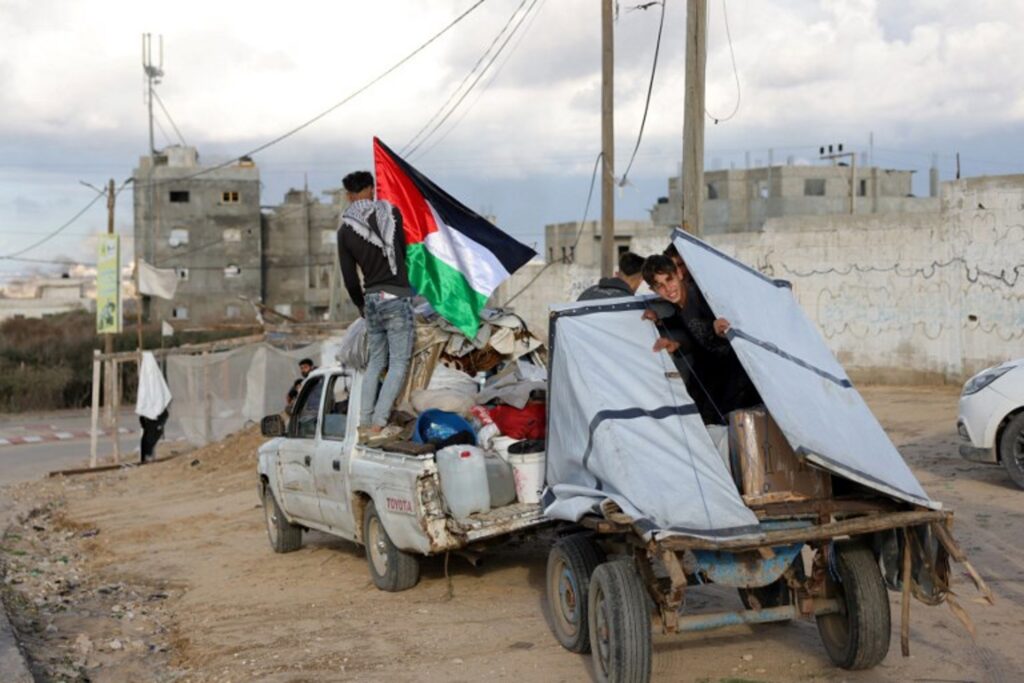 Displaced Palestinians begin to return to northern Gaza