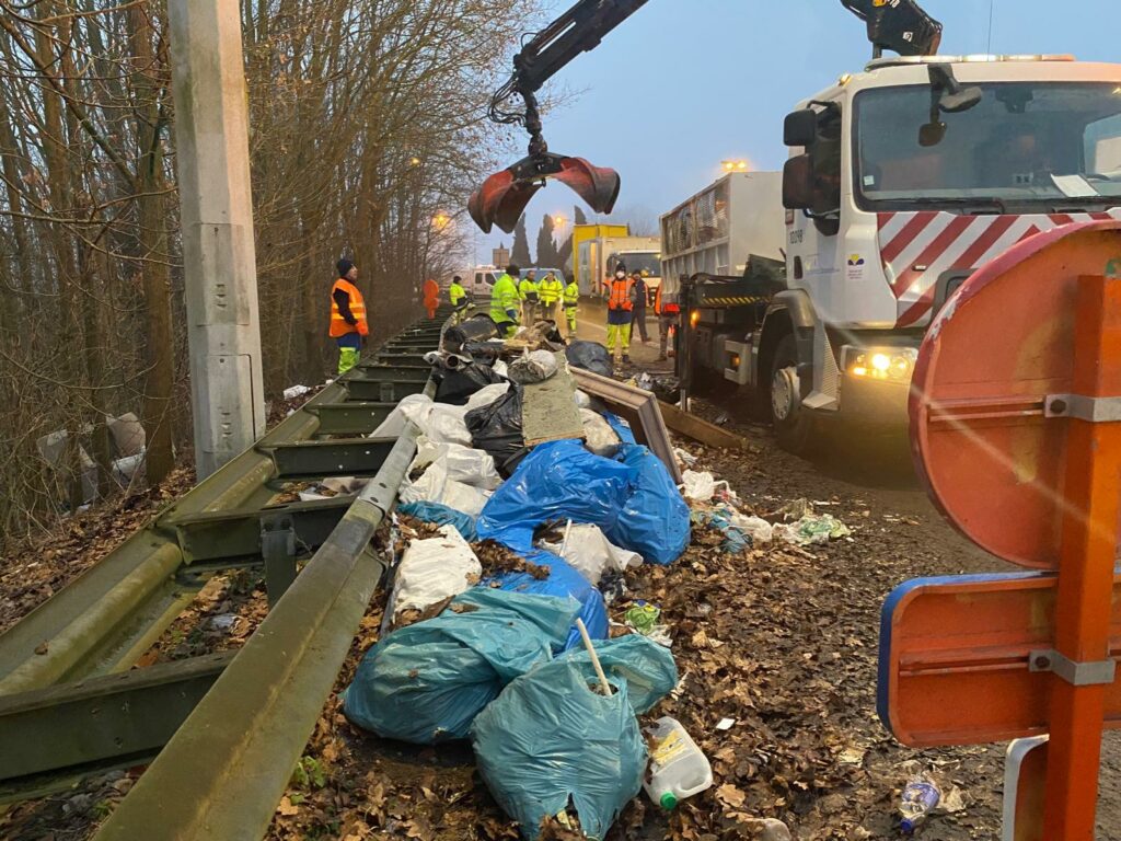 Large illegal dump on Brussels Ring Road cleaned up (video)