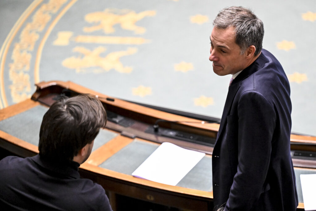 Outgoing government prepares new emergency budget to 'avoid shutdown'