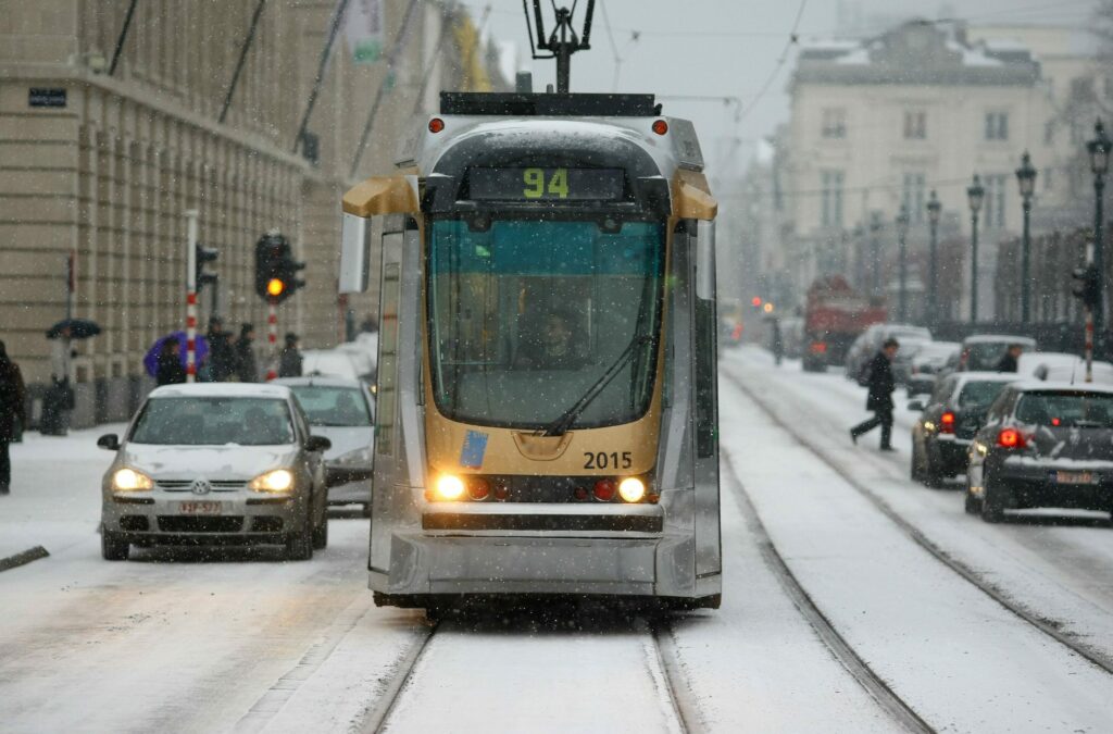 How does STIB deal with snow in Brussels?