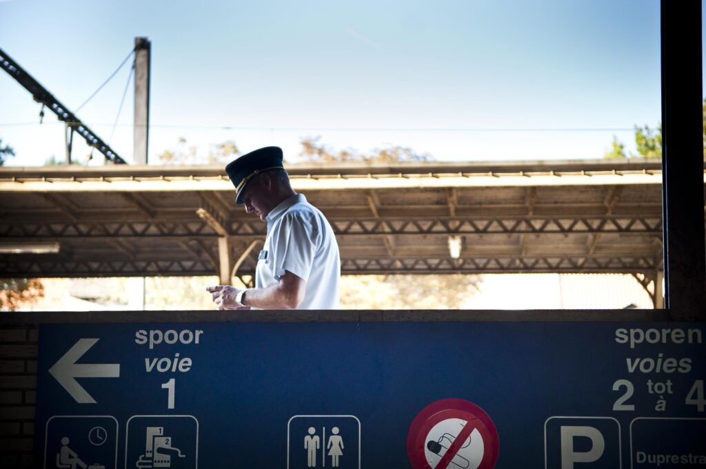 Car gets stuck in Jette railway station