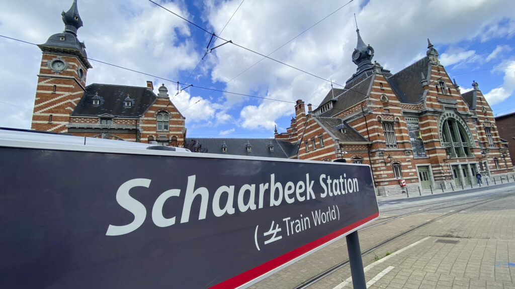 Two trains hit by unknown projectiles while driving through Schaerbeek station
