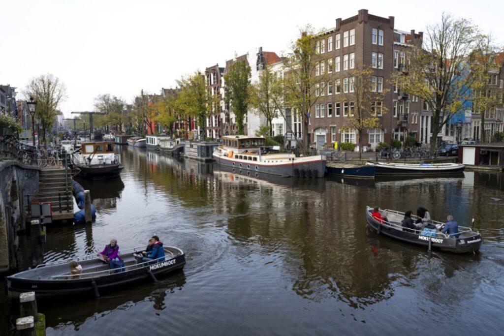 Amsterdam to ban polluting pleasure boats from its canals