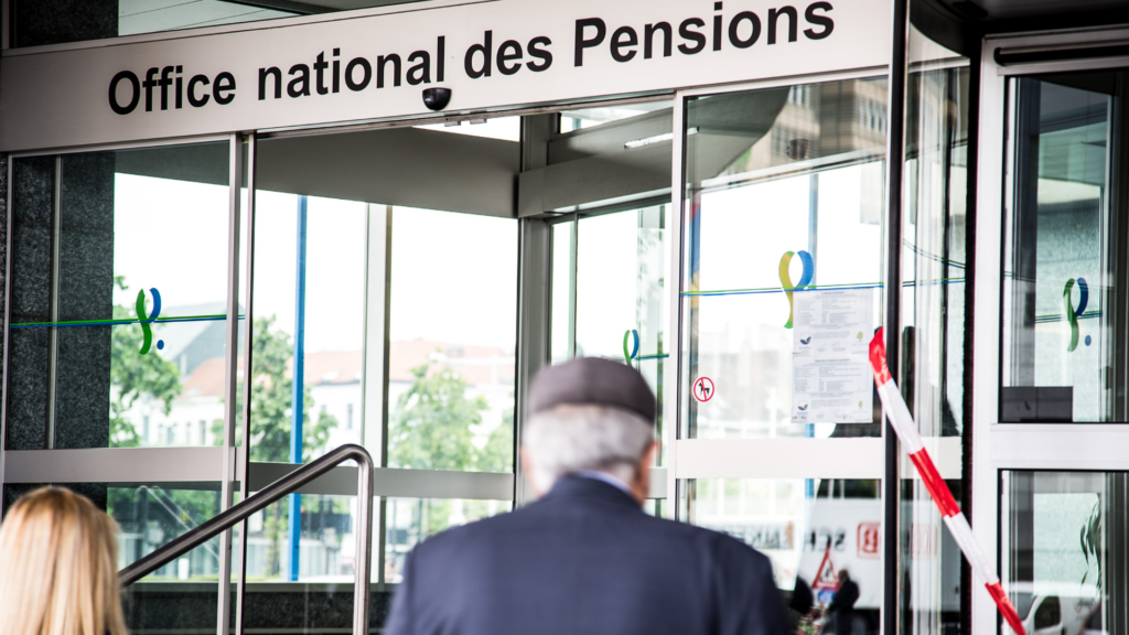 Record number of people retiring before the age of 65