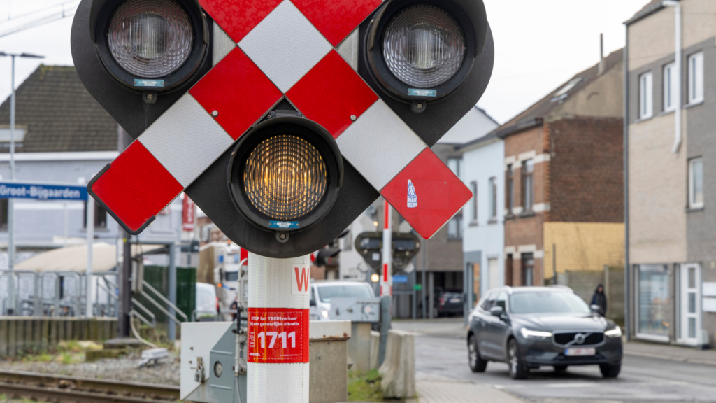 Level crossing collision in Antwerp - train traffic disrupted