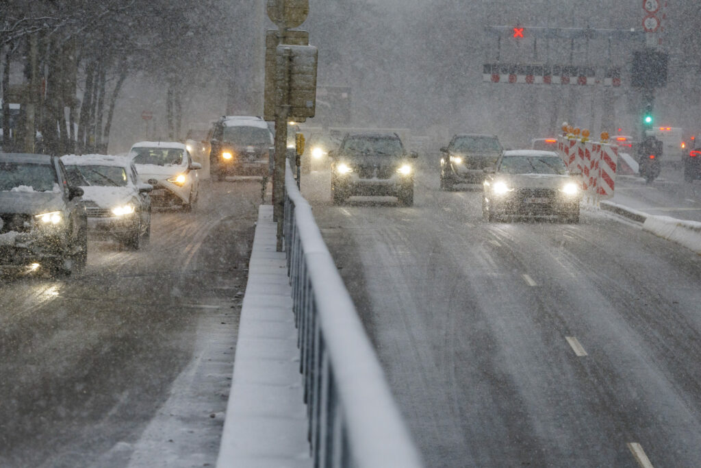 Severe delays and traffic jams on Belgian roads due to unexpected snow