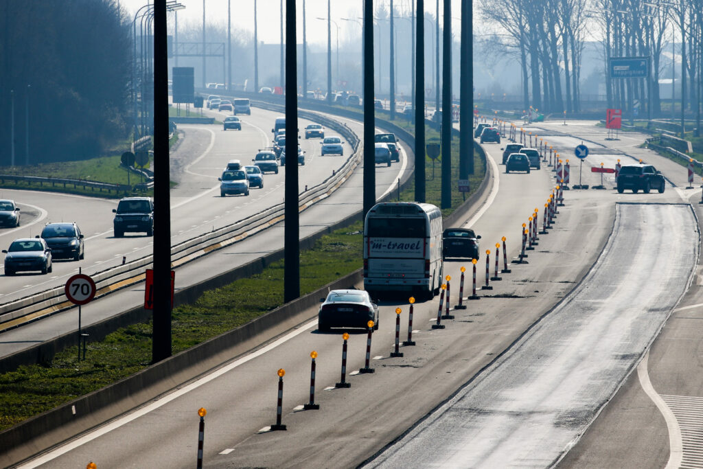Driver with baby goes against traffic on E42 to avoid police check