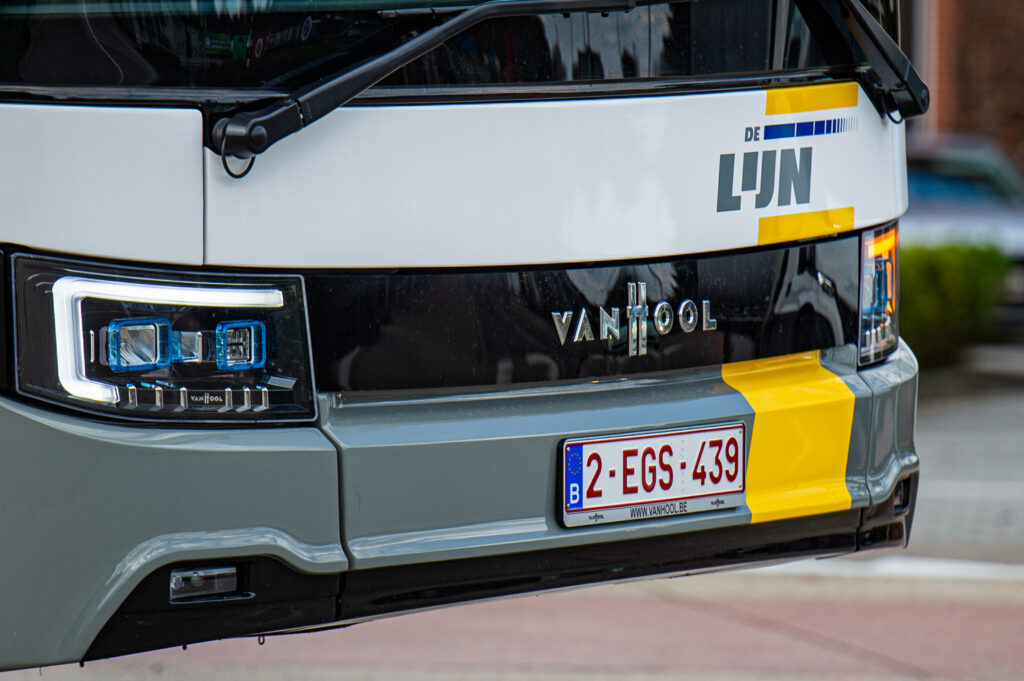 Bus drivers get three 'free' minor traffic offences under new De Lijn policy