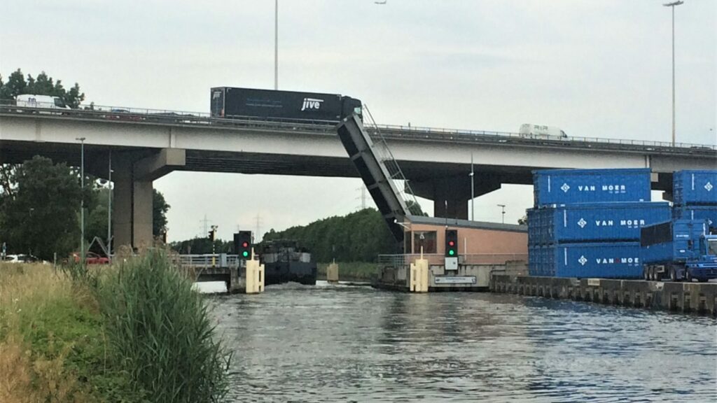 Mobility Minister visits remote-control hub for Flemish waterways