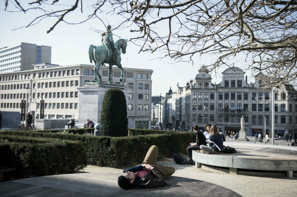 Sunny weekend ahead with rising temperatures into next week