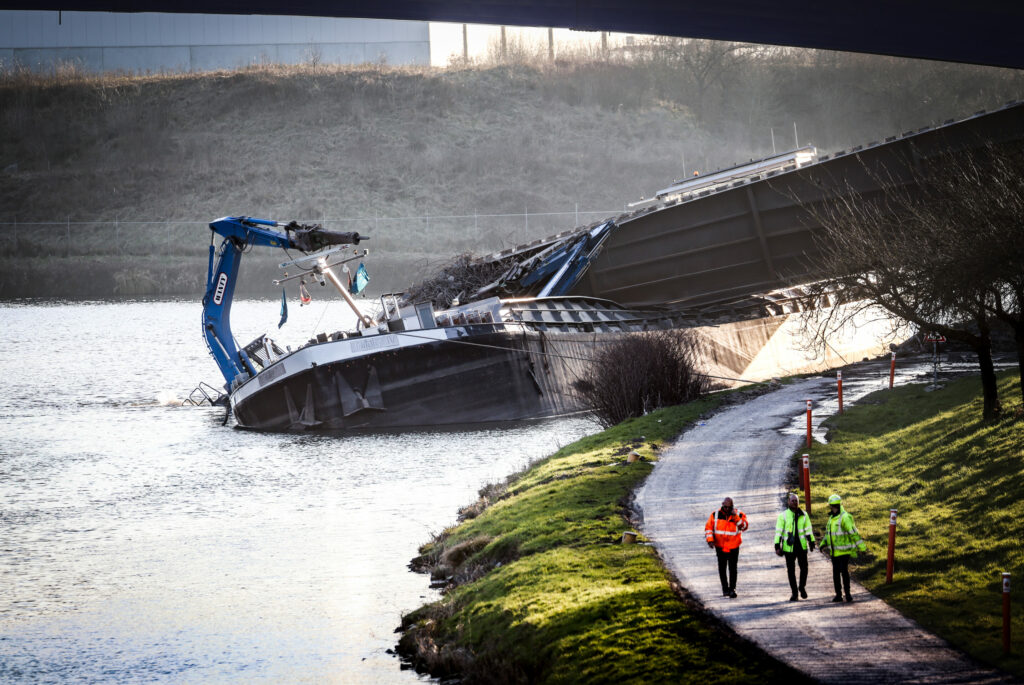Bridge collapses on E42 in Wallonia: One dead, three injured