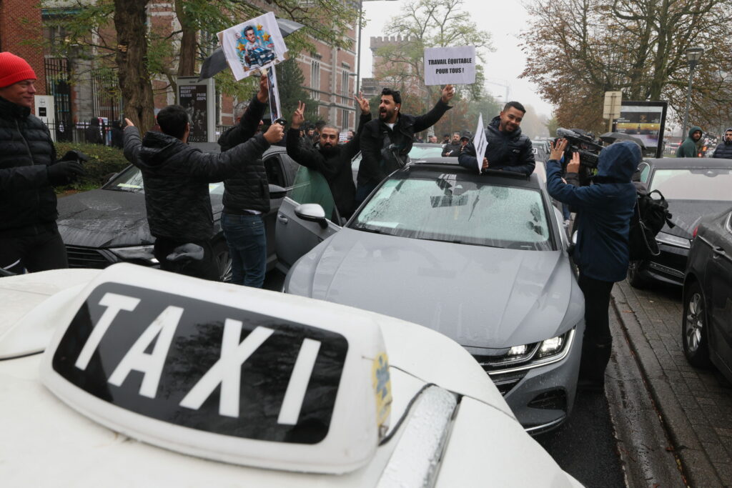 Uber drivers slow down Brussels traffic in spontaneous protest action
