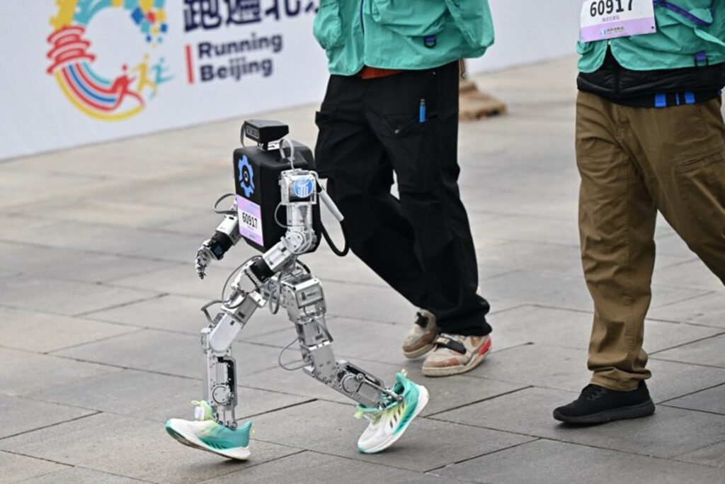 A world first in China: a half-marathon run by humanoid robots