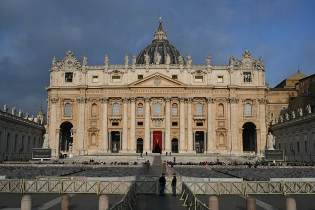 Faithful in St Peter's Square for final goodbye to Pope Francis