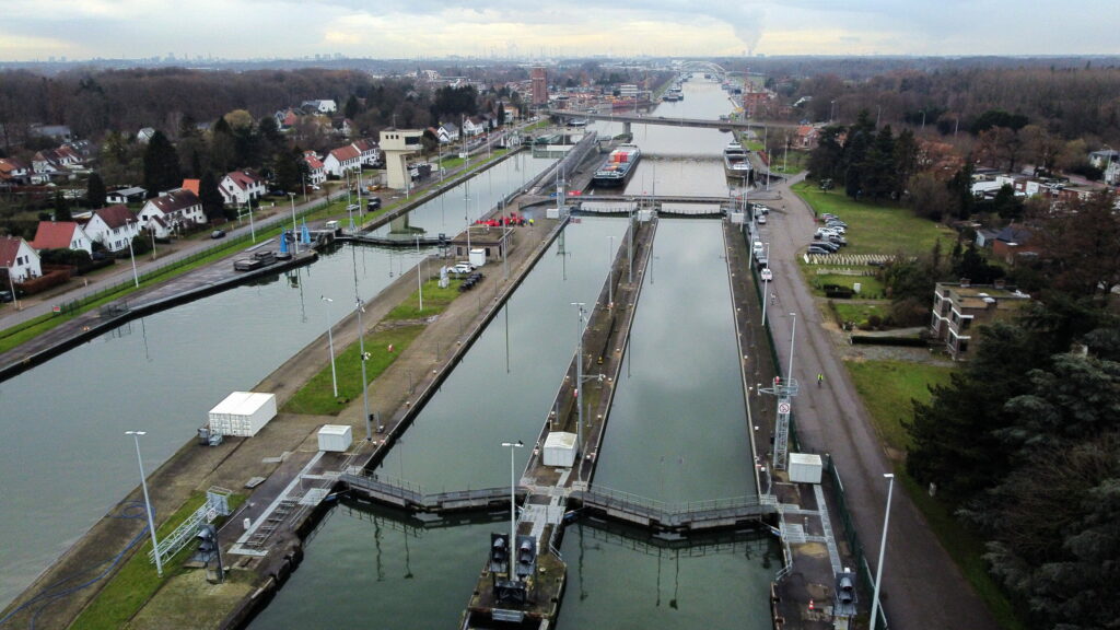Pedestrian-bicycle bridge over biggest Belgian canal near Antwerp is quietly taking shape