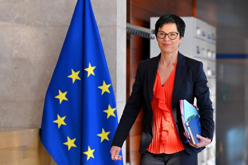 Enlargement Commissioner calls on Serbia to get back on the 'European track'