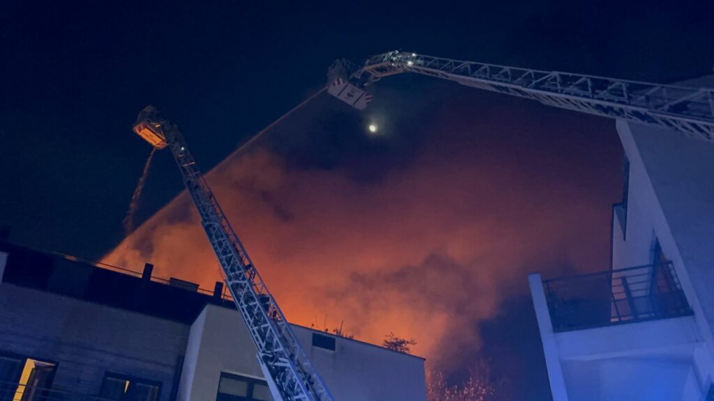 Fire on roof terraces in Jette: 15 apartments uninhabitable (video)