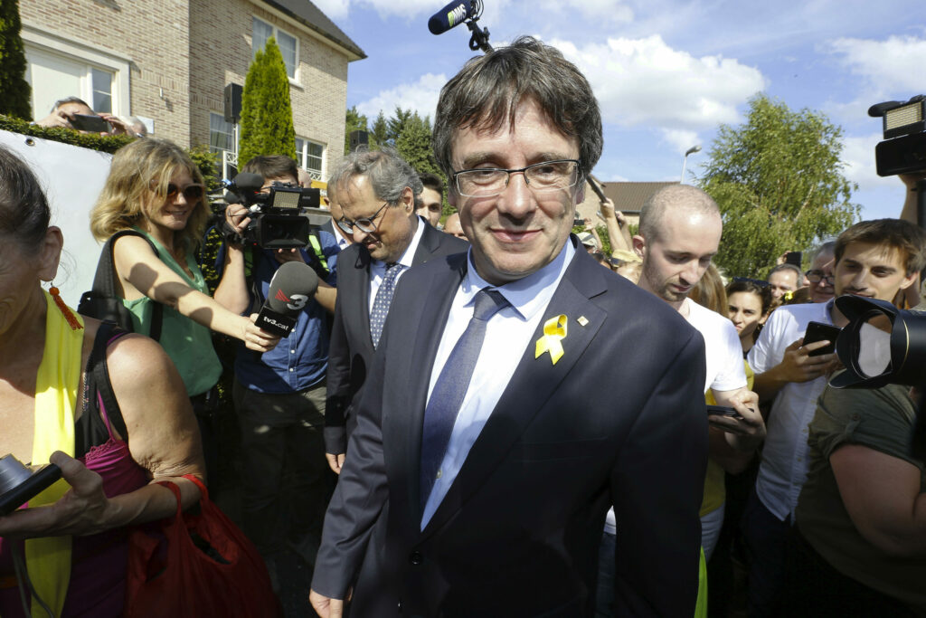 Belgian court fines Spanish journalists for filming Puigdemont's phone