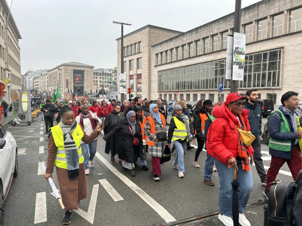 'Down with Arizona': CPAS staff protest in Brussels against unemployment reform