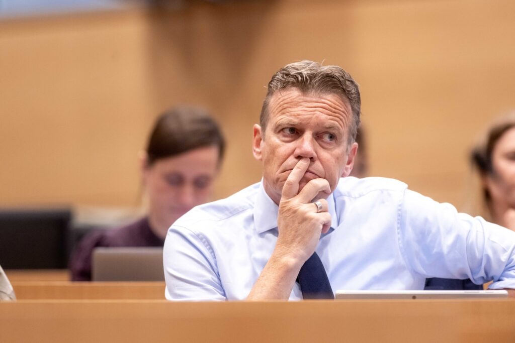'PM must help find solution' - Van Tigchelt