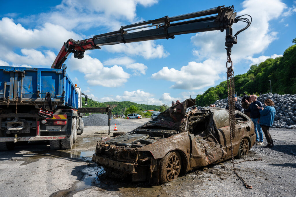 Police fish out car wrecks from Meuse river