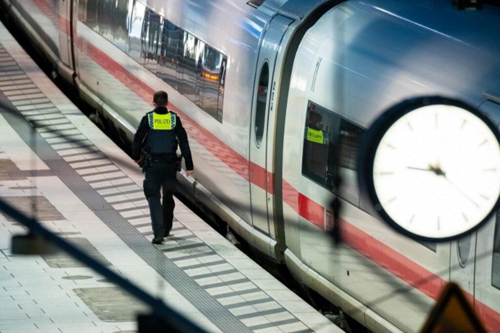 Traffic returns to normal at Hamburg station after knife attack