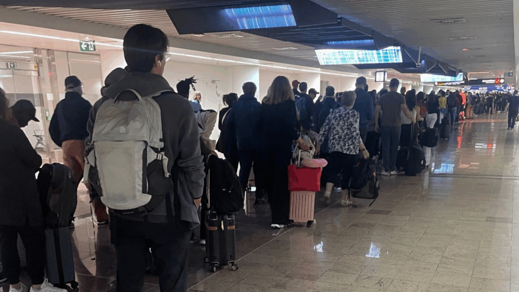 Passengers face long waits at Brussels Airport passport control