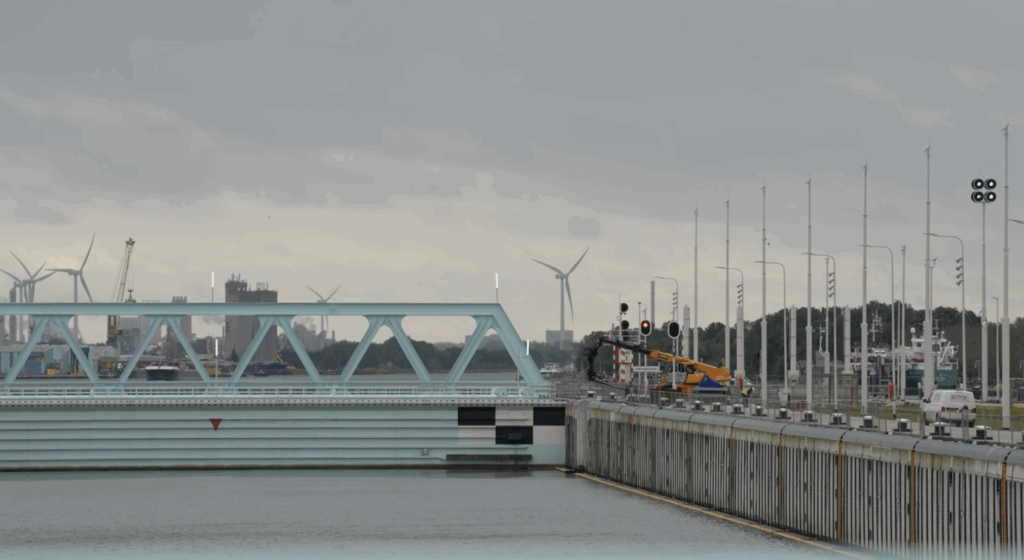 One-kilometre oil leak discovered in Ghent-Terneuzen canal