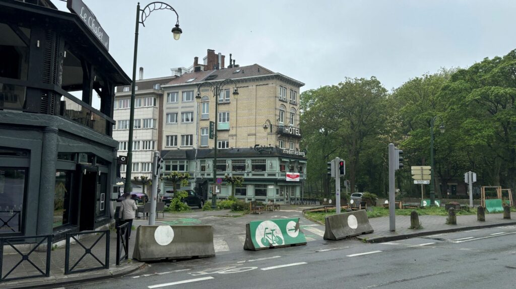Rue du Trône in Ixelles closed due to pothole