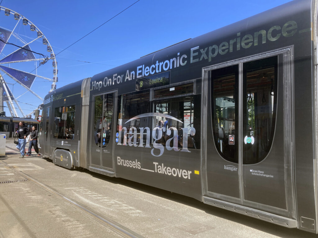 Brussels collective holds surprise party on STIB tram