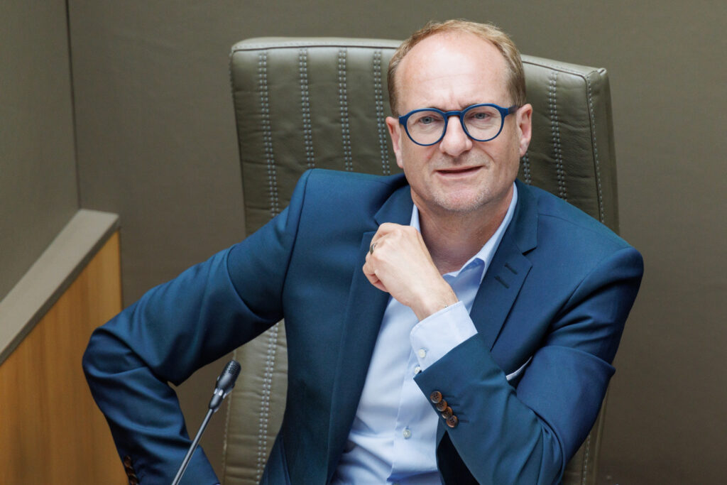 Flemish government aims to save an extra €330 million this year