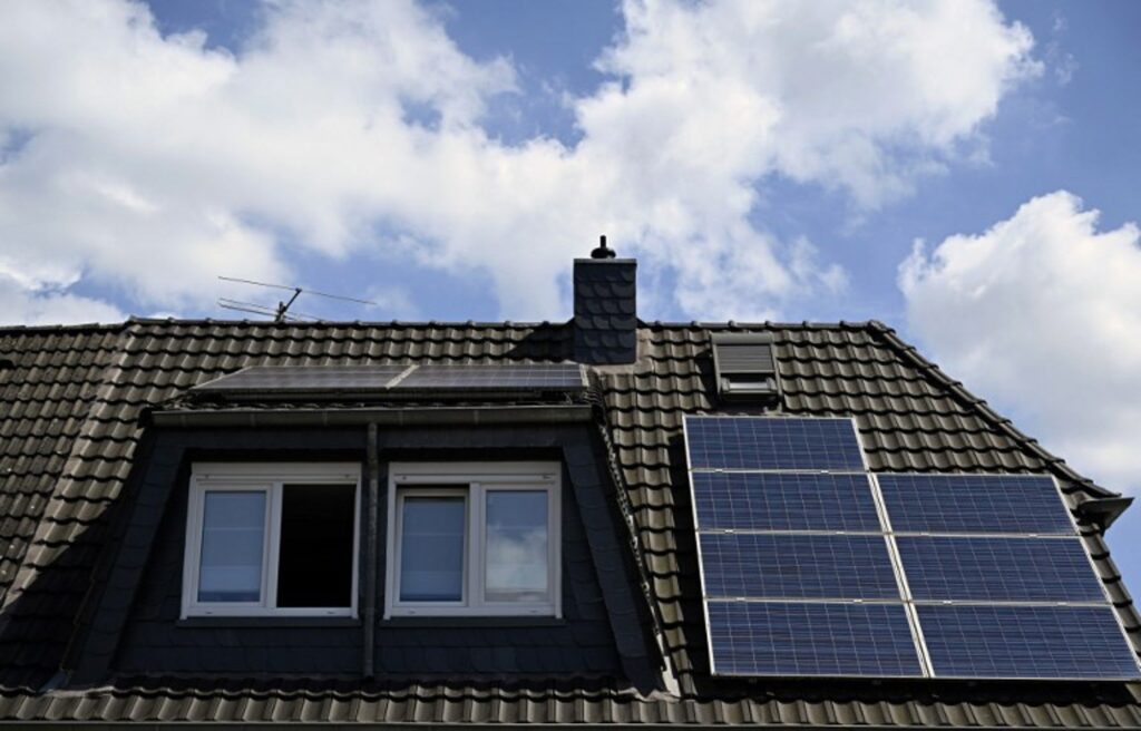 Price paid for surplus solar power drops to its second lowest level ever