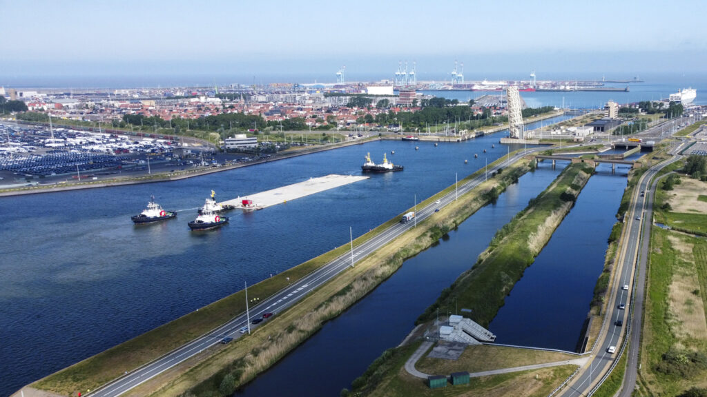 The first section of the Scheldt tunnel sails towards Antwerp