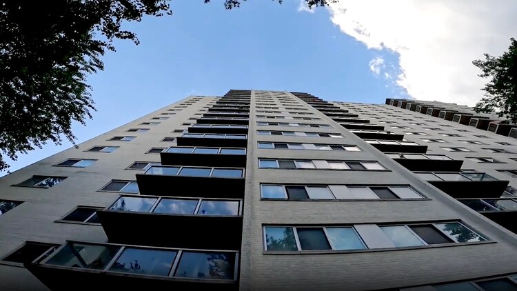 Toddler survives fall from the 15th floor in the United States