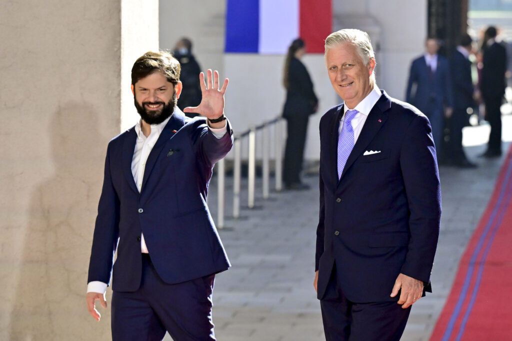 Royal couple welcomed with honours by Chile's president