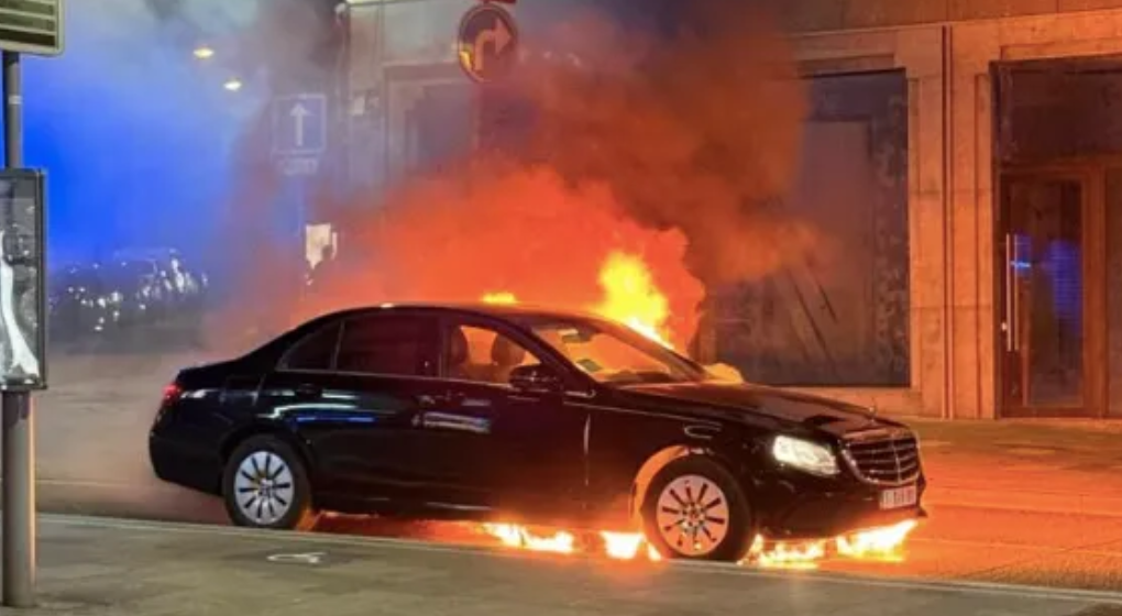 Driver rescued from burning car near Porte de Namur