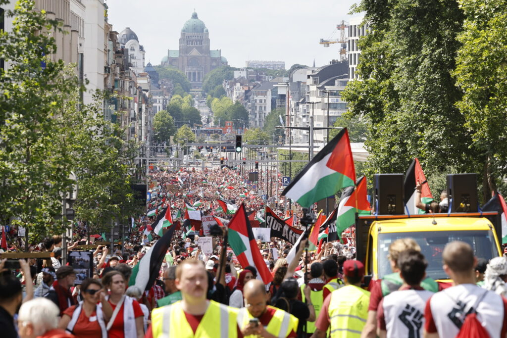 Pro-palestinian demonstrators march through Brussels