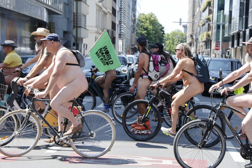 Over a hundred naked cyclists cross Brussels