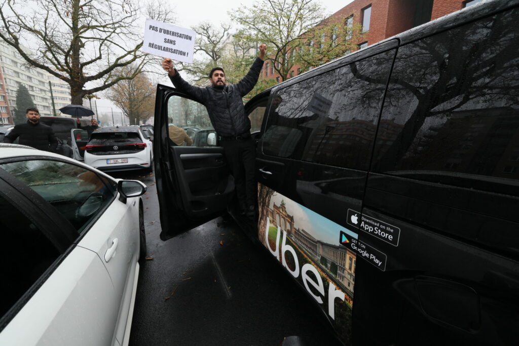 Taxi drivers protest against 'suffocation'