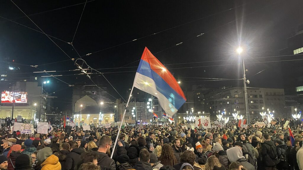 Serbia: 140,000 demonstrators protest in Belgrade, riot police used