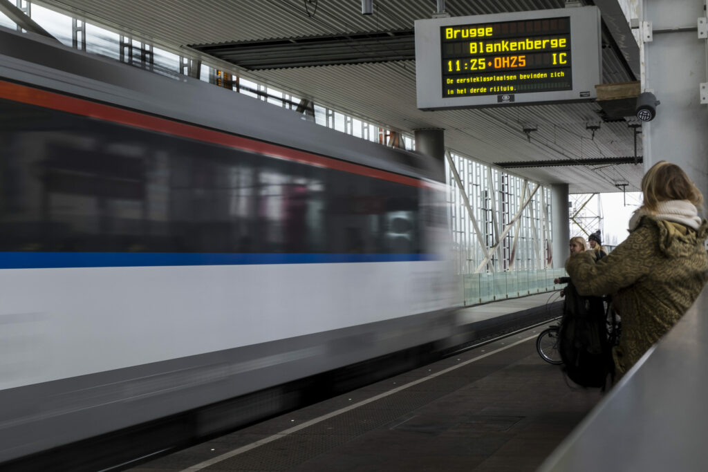 Armed drunk man harrasses tourists on Belgian train