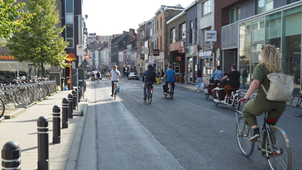 Scheme launched to stop chaotic scenes during school run