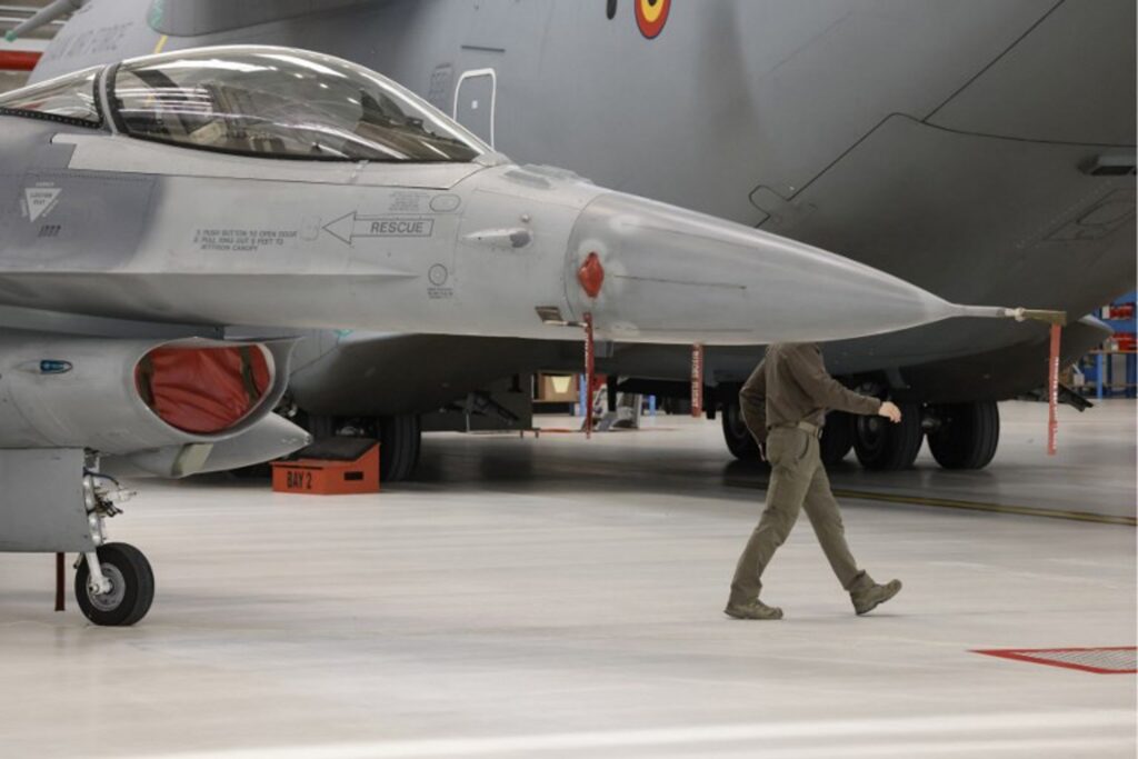 Belgian pilot makes maiden solo flight on an F-16 for the last time
