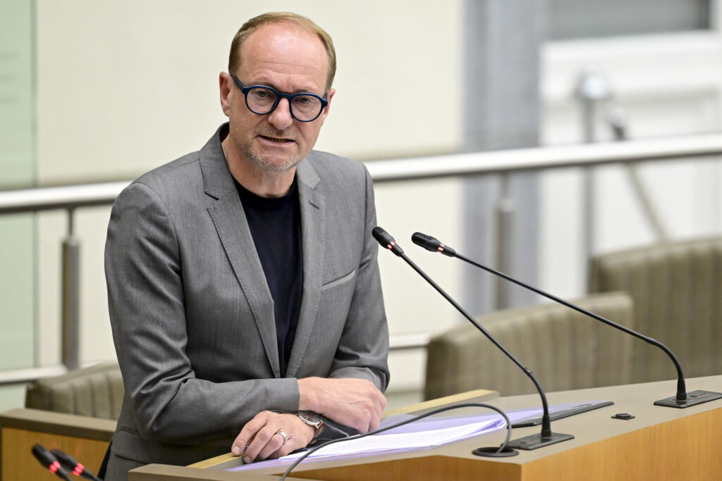 Flemish finance minister wants to keep Flemish job bonus