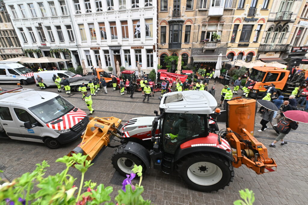 Green maintenance workers step up protest against Ghent's cost-cutting plan