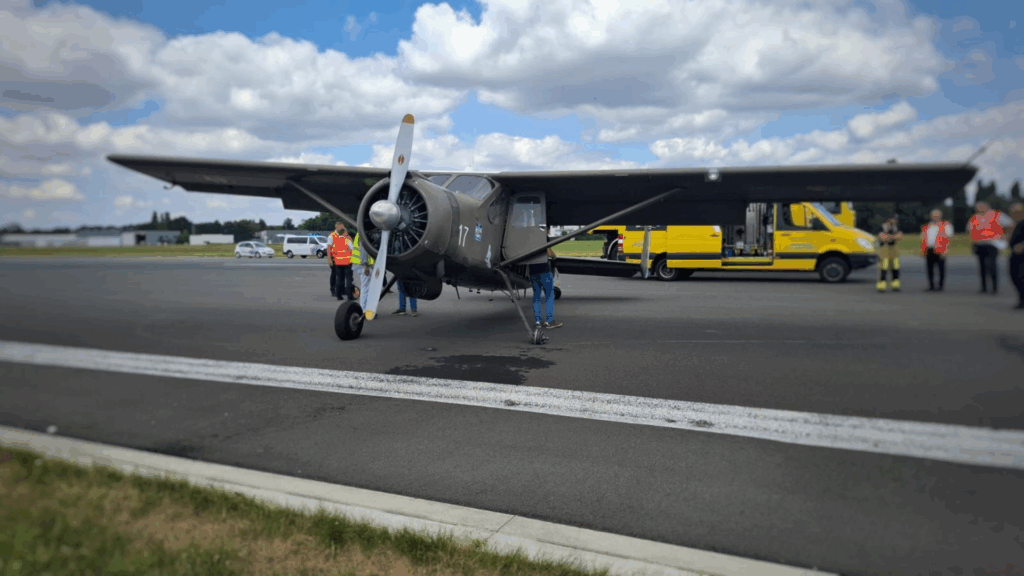 Vintage plane makes emergency landing in Antwerp