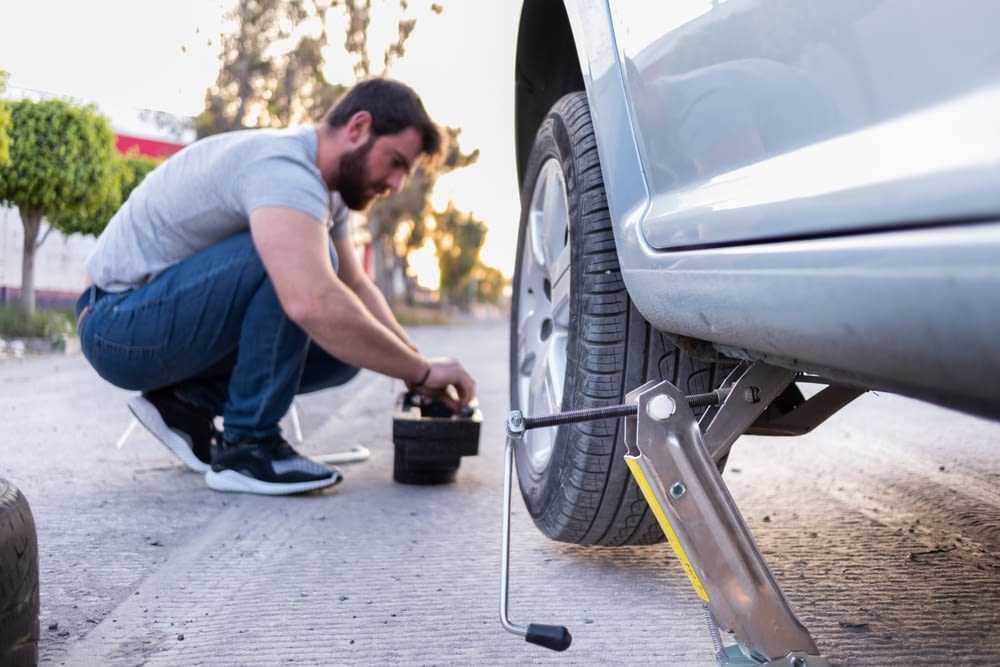 Travelling by car this summer? Only three in ten Belgians can replace a flat tyre