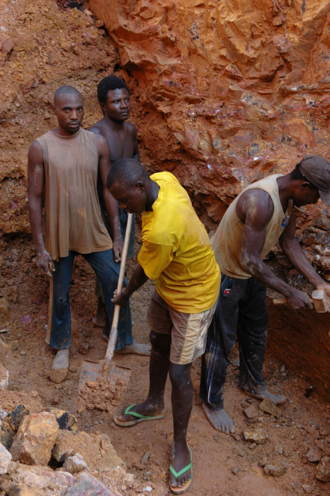 Up to 500 people blocked in mine in DRC